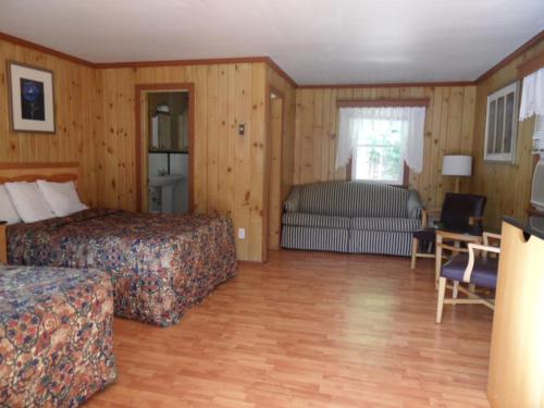 Habitación doble con sofá cama del hotel Seven Dwarfs and Cabins. Foto 1