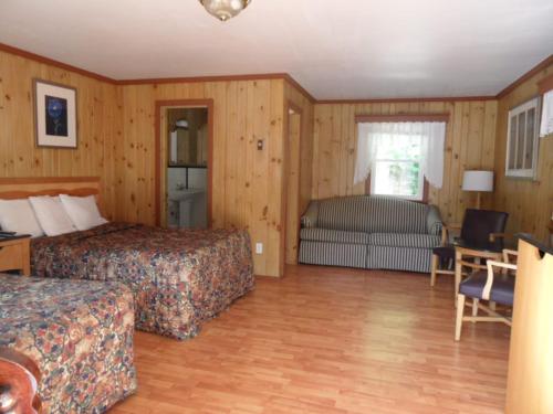 Habitación doble con sofá cama del hotel Seven Dwarfs and Cabins. Foto 3