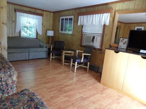 Habitación doble con sofá cama del hotel Seven Dwarfs and Cabins. Foto 4
