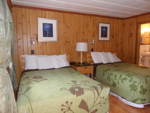 Habitación doble con sofá cama del hotel Seven Dwarfs and Cabins. Foto 5