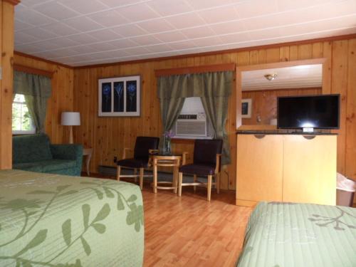 Habitación doble con sofá cama del hotel Seven Dwarfs and Cabins. Foto 6