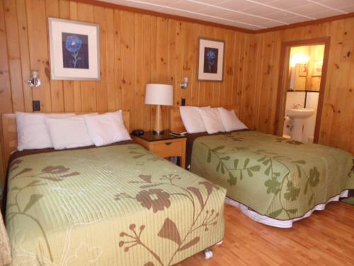 Habitación doble con sofá cama del hotel Seven Dwarfs and Cabins. Foto 8