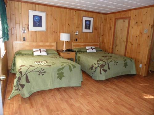 Habitación Doble - 2 camas dobles del hotel Seven Dwarfs and Cabins