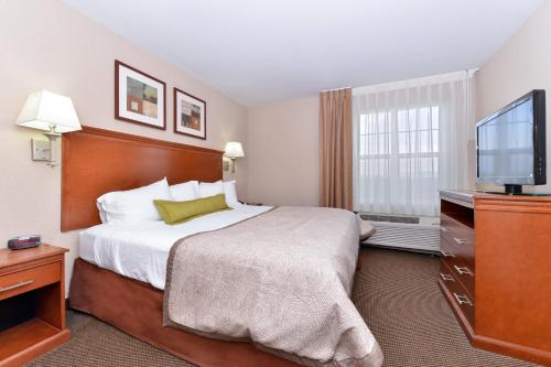 Queen Studio Suite with Hearing Accessible Roll in Shower - Non - Smoking del hotel Candlewood Suites Elmira Horseheads