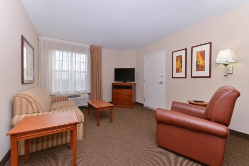 Suite de 1 dormitorio con cama grande del hotel Candlewood Suites Elmira Horseheads