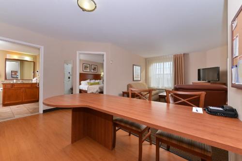 Suite de 1 dormitorio con cama grande del hotel Candlewood Suites Elmira Horseheads. Foto 1