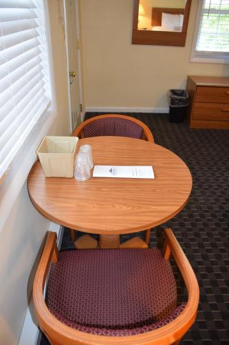 Habitación con cama grande del hotel Nordick's Inn