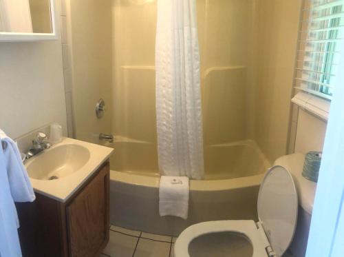 Habitación con cama grande del hotel Nordick's Inn. Foto 3