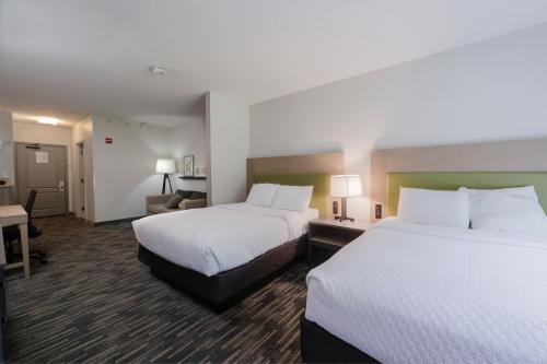 Suite Estudio con 2 camas grandes del hotel Country Inn & Suites by Radisson, Lake George (Queensbury), NY. Foto 7