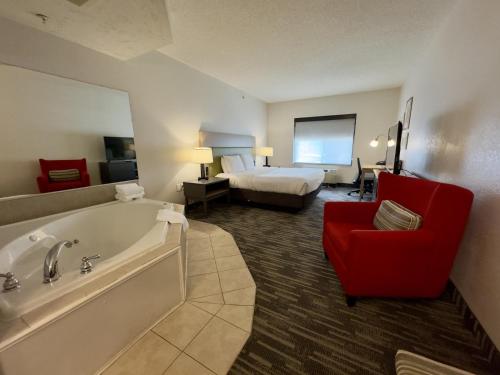 Suite Doble con hidromasaje - No fumadores - 1 cama grande del hotel Country Inn & Suites by Radisson, Lake George (Queensbury), NY. Foto 1