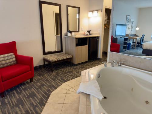 Suite Doble con hidromasaje - No fumadores - 1 cama grande del hotel Country Inn & Suites by Radisson, Lake George (Queensbury), NY. Foto 3