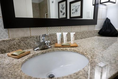 Suite de 1 dormitorio con 2 camas dobles - No fumadores del hotel Country Inn & Suites by Radisson, Lake George (Queensbury), NY. Foto 6