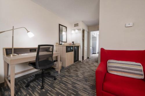 Suite de 1 dormitorio con 2 camas dobles - No fumadores del hotel Country Inn & Suites by Radisson, Lake George (Queensbury), NY. Foto 7