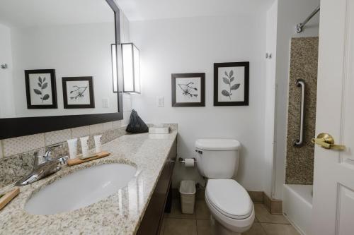 Suite de 1 dormitorio con 2 camas dobles - No fumadores del hotel Country Inn & Suites by Radisson, Lake George (Queensbury), NY. Foto 11