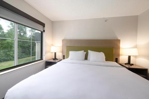 Suite de 1 dormitorio con cama extragrande - No fumadores del hotel Country Inn & Suites by Radisson, Lake George (Queensbury), NY. Foto 12