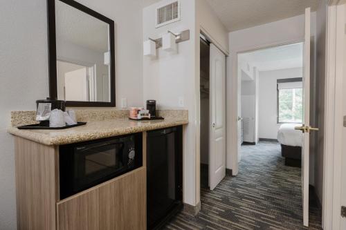 Suite de 1 dormitorio con cama extragrande - No fumadores del hotel Country Inn & Suites by Radisson, Lake George (Queensbury), NY. Foto 13