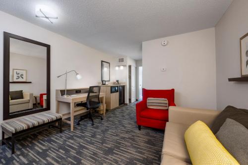 Suite de 1 dormitorio con cama extragrande - No fumadores del hotel Country Inn & Suites by Radisson, Lake George (Queensbury), NY. Foto 15