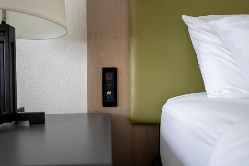 Habitación Cuádruple con 2 camas grandes - Adaptada para personas con movilidad reducida - No fumadores del hotel Country Inn & Suites by Radisson, Lake George (Queensbury), NY. Foto 4