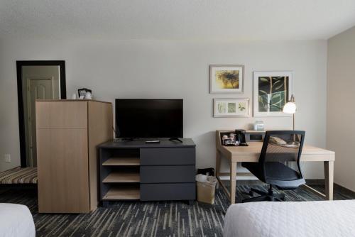 Habitación Cuádruple con 2 camas grandes - Adaptada para personas con movilidad reducida - No fumadores del hotel Country Inn & Suites by Radisson, Lake George (Queensbury), NY. Foto 9