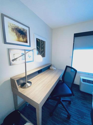 Suite Estudio con cama extragrande del hotel Country Inn & Suites by Radisson, Lake George (Queensbury), NY. Foto 1