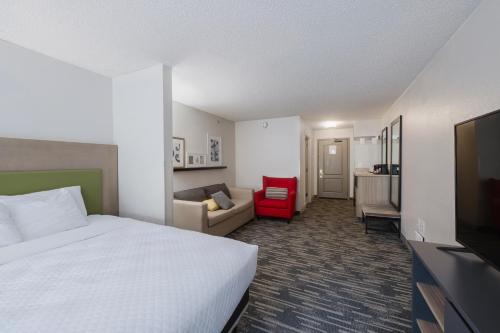 Suite Estudio con cama extragrande del hotel Country Inn & Suites by Radisson, Lake George (Queensbury), NY. Foto 9
