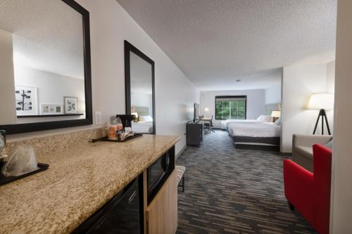 Suite Estudio con cama extragrande del hotel Country Inn & Suites by Radisson, Lake George (Queensbury), NY. Foto 10