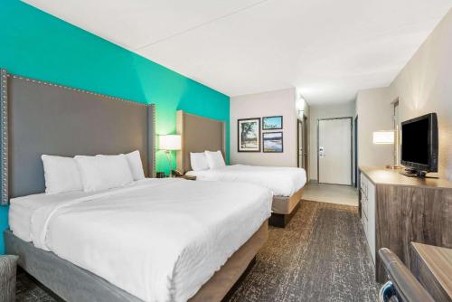 Habitación con 2 camas grandes del hotel La Quinta Inn and Suites By Wyndham Jamestown. Foto 1