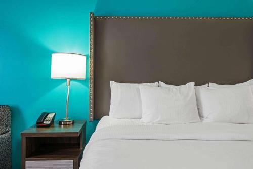 Habitación con 2 camas grandes del hotel La Quinta Inn and Suites By Wyndham Jamestown. Foto 5