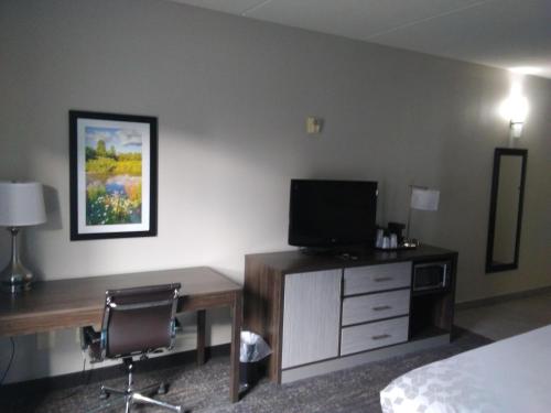 Habitación Deluxe con cama extragrande y sofá cama del hotel La Quinta Inn and Suites By Wyndham Jamestown. Foto 4