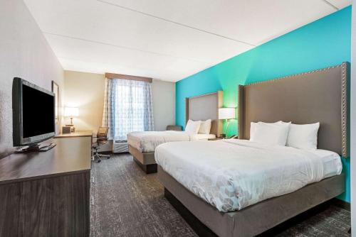 Habitación Executive con 2 camas grandes y sofá cama del hotel La Quinta Inn and Suites By Wyndham Jamestown. Foto 1