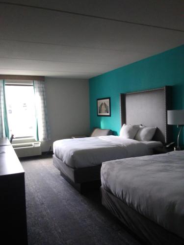 Habitación Executive con 2 camas grandes y sofá cama del hotel La Quinta Inn and Suites By Wyndham Jamestown. Foto 4