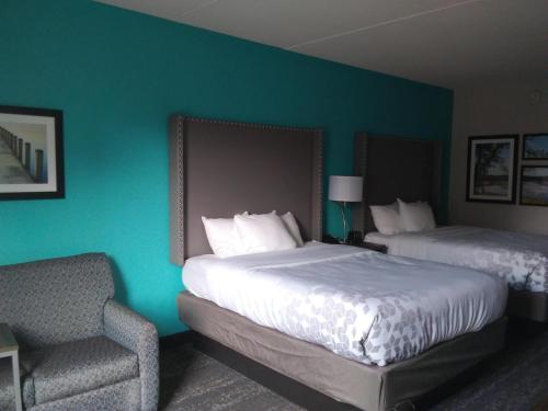 Habitación Executive con 2 camas grandes y sofá cama del hotel La Quinta Inn and Suites By Wyndham Jamestown. Foto 5