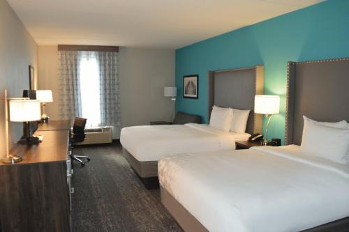 Habitación Executive con 2 camas grandes y sofá cama del hotel La Quinta Inn and Suites By Wyndham Jamestown. Foto 2