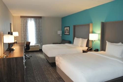Habitación Executive con 2 camas grandes y sofá cama del hotel La Quinta Inn and Suites By Wyndham Jamestown. Foto 3