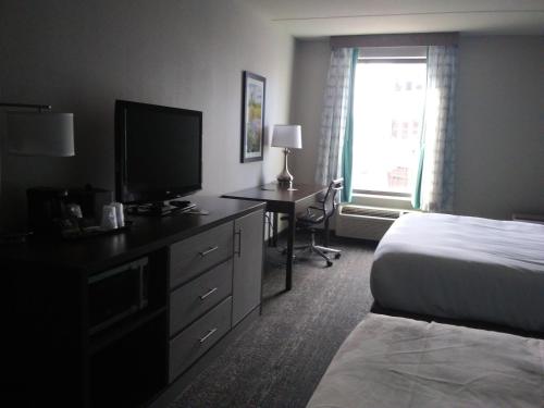 Habitación Executive con 2 camas grandes y sofá cama del hotel La Quinta Inn and Suites By Wyndham Jamestown. Foto 6