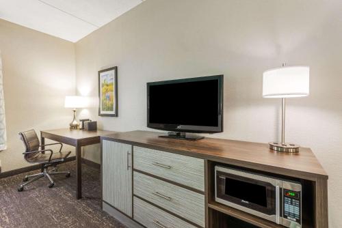 Habitación Executive con 2 camas grandes y sofá cama del hotel La Quinta Inn and Suites By Wyndham Jamestown. Foto 7