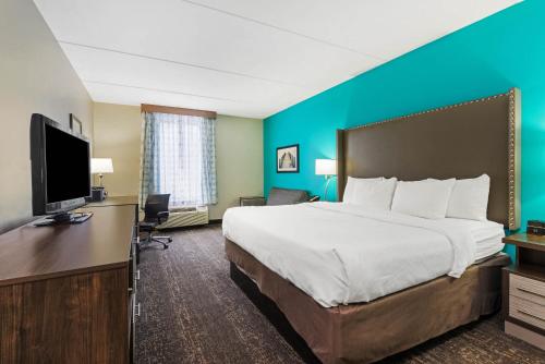 Habitación Executive con sofá cama - 1 cama extragrande del hotel La Quinta Inn and Suites By Wyndham Jamestown. Foto 1