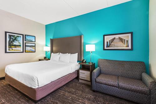 Habitación Deluxe con cama extragrande y sofá cama del hotel La Quinta Inn and Suites By Wyndham Jamestown. Foto 1