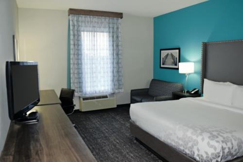 Habitación Deluxe con cama extragrande y sofá cama del hotel La Quinta Inn and Suites By Wyndham Jamestown. Foto 2