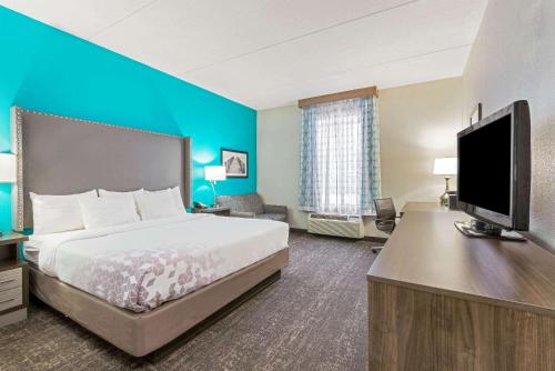 Habitación Executive con cama extragrande - Adaptada para personas con movilidad reducida - No fumadores del hotel La Quinta Inn and Suites By Wyndham Jamestown. Foto 3