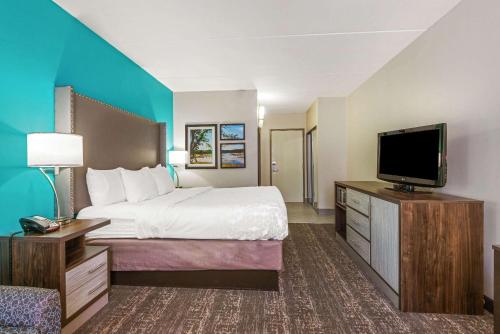 Habitación Executive con cama extragrande - Adaptada para personas con movilidad reducida - No fumadores del hotel La Quinta Inn and Suites By Wyndham Jamestown. Foto 4