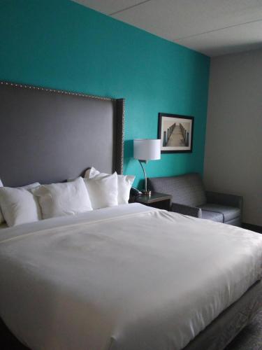 Habitación Executive con cama extragrande - Adaptada para personas con movilidad reducida - No fumadores del hotel La Quinta Inn and Suites By Wyndham Jamestown. Foto 6