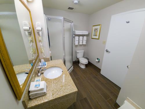 Habitación Doble Grand con vistas a las montañas del hotel Fort William Henry and Conference Center. Foto 3