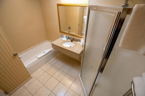 Grand Lake view King Room del hotel Fort William Henry and Conference Center. Foto 2