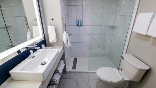 Deluxe Lake View with Two Queen Beds del hotel Fort William Henry and Conference Center