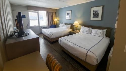 Deluxe Lake View with Two Queen Beds del hotel Fort William Henry and Conference Center. Foto 3