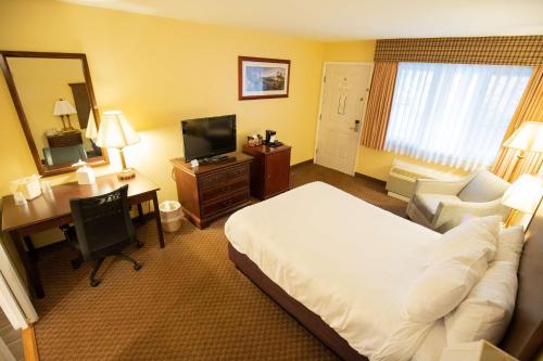 Habitación Doble con ducha a ras de suelo - Adaptada para personas de movilidad reducida del hotel Best Western Of Lake George. Foto 3