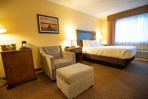 Habitación Doble con ducha a ras de suelo - Adaptada para personas de movilidad reducida del hotel Best Western Of Lake George. Foto 5