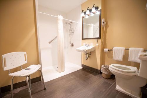 Habitación Doble con ducha a ras de suelo - Adaptada para personas de movilidad reducida del hotel Best Western Of Lake George. Foto 7