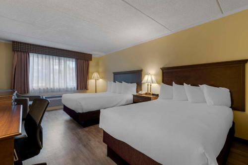 Habitación con 2 camas dobles - No fumadores del hotel Best Western Of Lake George. Foto 2